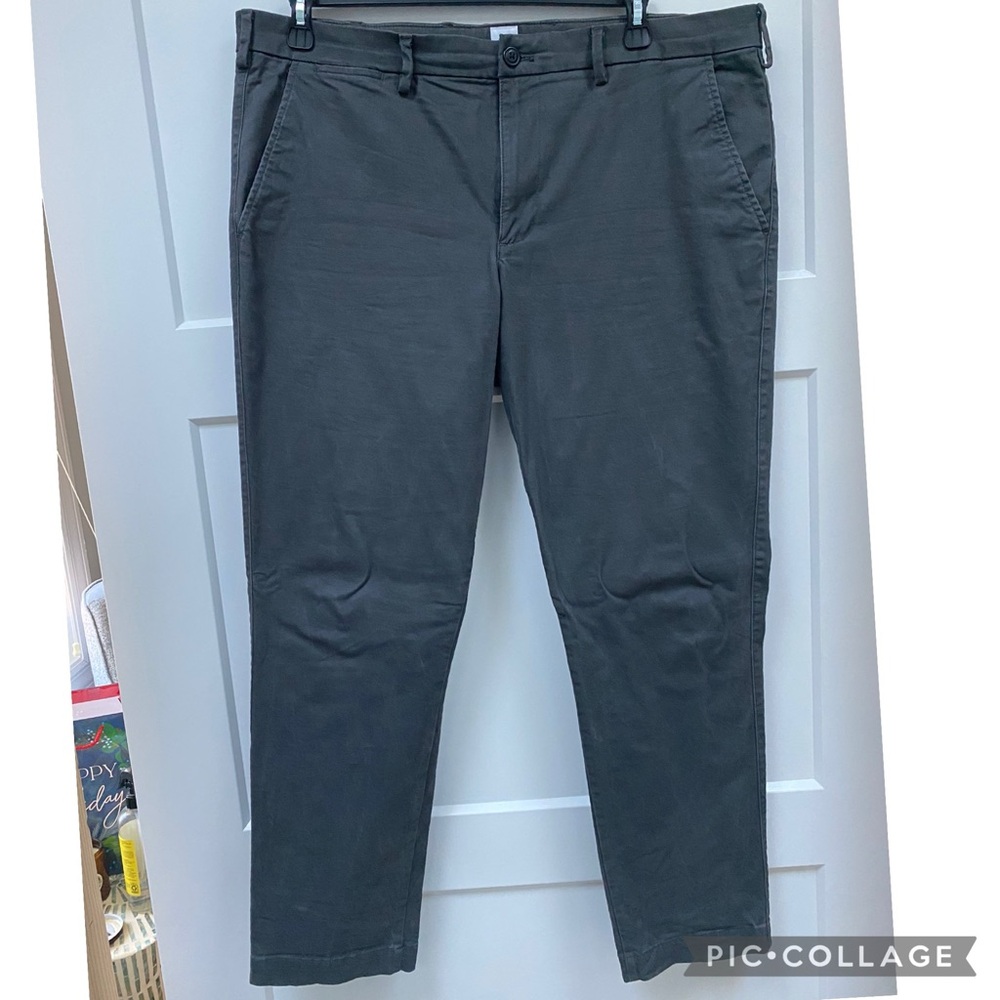 Gap Men’s Essential Khakis Slim- Size 38x30